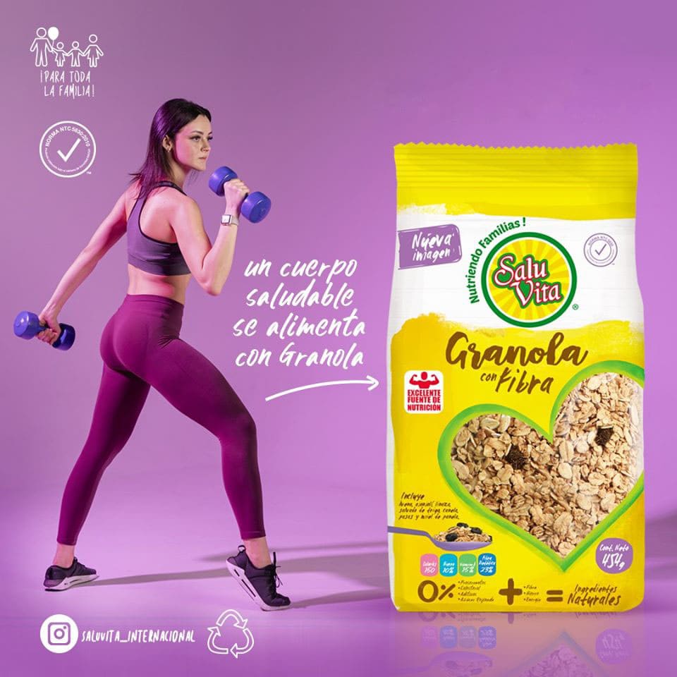 Bolsa de Granola con Fibra Saluvita en un entorno natural